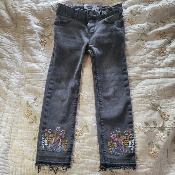 Old Navy Other - Old Navy Girls Black Strait Leg Jeans With Bo ttom Flower Embroidery Size 3T